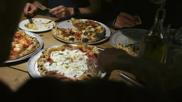 Grupo de amigos compartilham pizza no restaurante — Vídeo de Stock