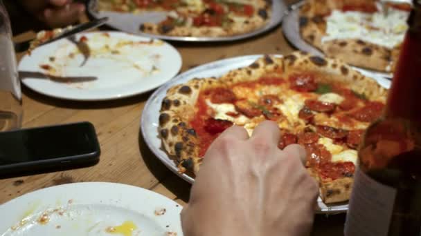Baráti megosztása pizza vendéglőben — Stock videók
