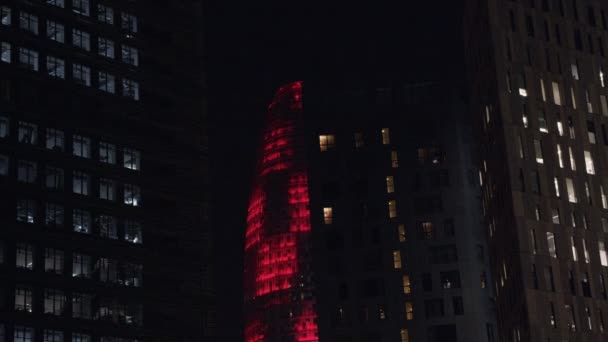 办公大楼摩天大楼在夜间点亮 — 图库视频影像