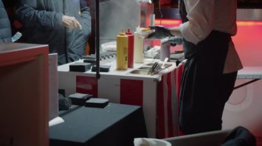 Gıda kamyon satıcısı geceleri sosisli hizmet vermektedir