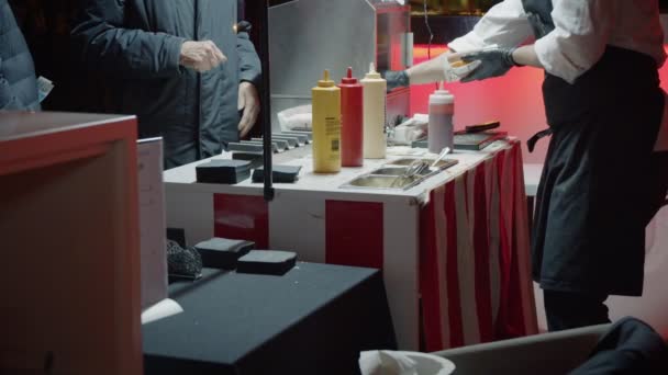 Prodejce potravinářských aut podává v noci Hot Dog — Stock video
