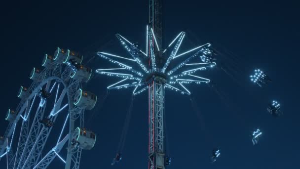 Parque temático de atracciones o feria por la noche — Vídeos de Stock