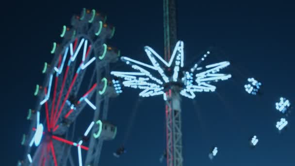 Parque temático de atracciones o feria por la noche — Vídeo de stock