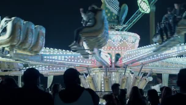 Vergnügungspark oder Jahrmarkt in der Nacht — Stockvideo