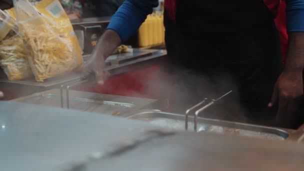 Спільна вулична їжа, що подає смажену картоплю фрі — стокове відео