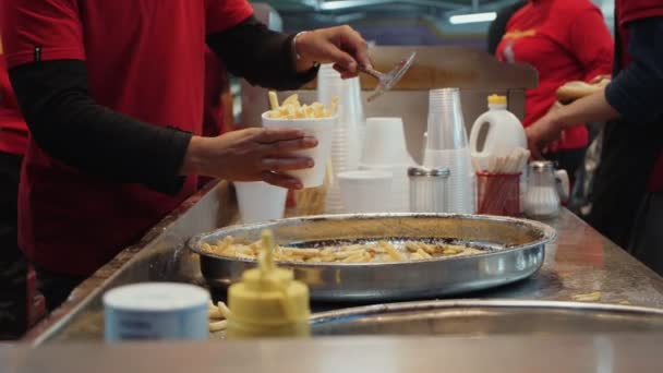 Rua comida conjunta servindo fritas batatas fritas — Vídeo de Stock