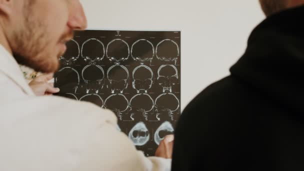 Arts, patiënt en stagiair analize MRI Xray scans — Stockvideo