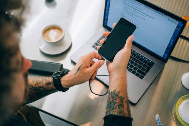 Kentsel adam harici güç bankasına telefon fiş