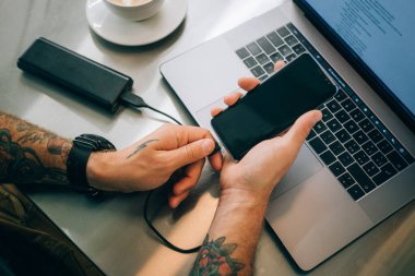 Kentsel adam harici güç bankasına telefon fiş