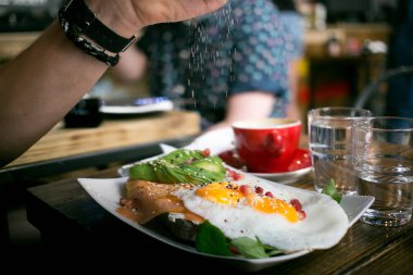 Barda somon yumurtaları ile güneşli yan yukarı closeup