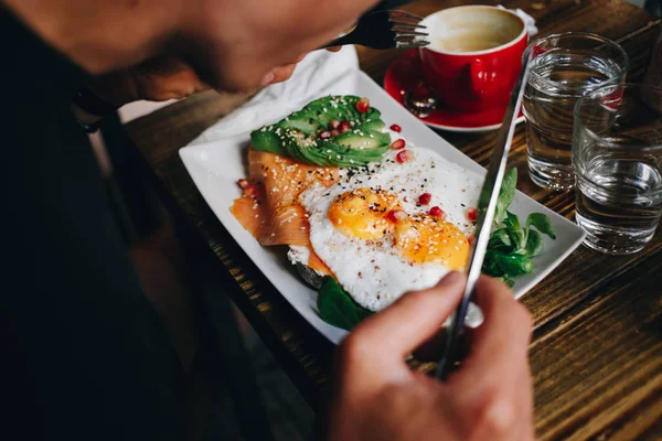 Primer plano lado soleado con huevos de salmón en la cafetería —  Fotos de Stock