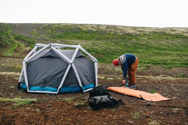 Hiker veya Camper epik sahne çadır kurar