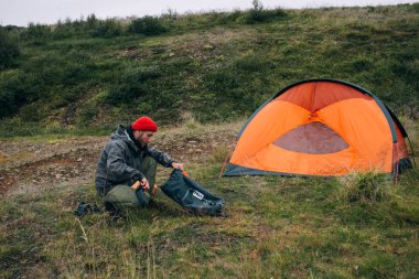 Hiker veya Camper epik sahne çadır kurar
