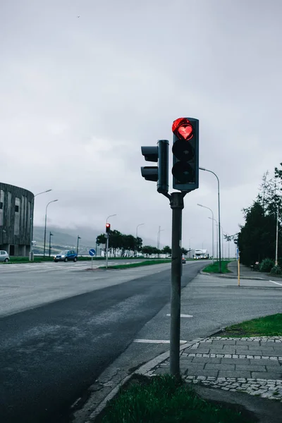 Söpö katuvalo punaisella stop-merkillä sydän — kuvapankkivalokuva