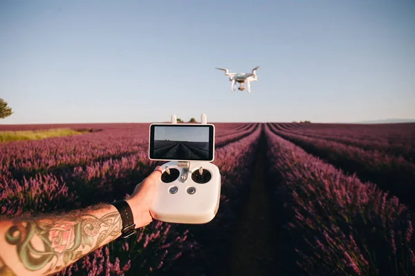 Mãos segurar drone pontos de controle remoto — Fotografia de Stock