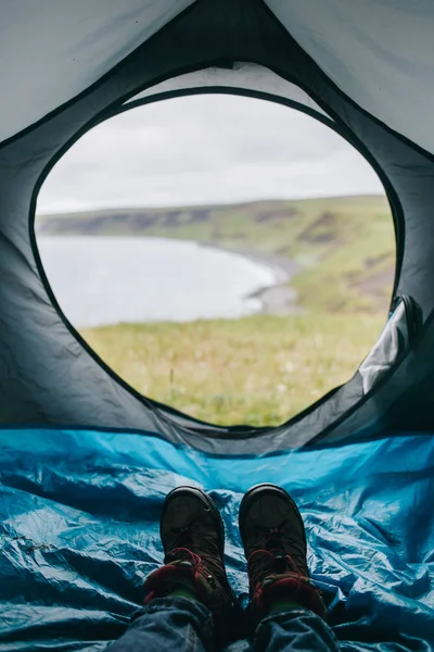 Ženská turistická obuv POV ve stanu — Stock fotografie