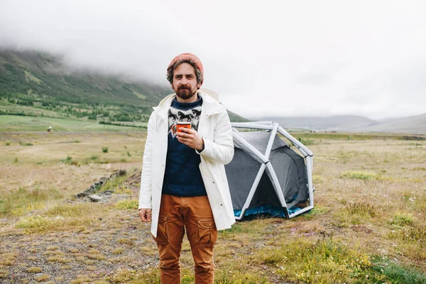 Poważny szorstki człowiek na zewnątrz obok namiotu w Islandii — Zdjęcie stockowe