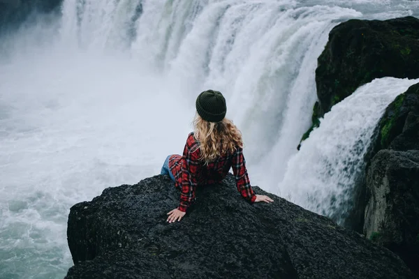 Όμορφη νεαρή γυναίκα κάθεται στην άκρη του γκρεμού Ισλανδία — Φωτογραφία Αρχείου