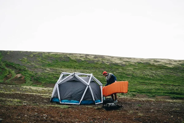 Escursionista o camper allestisce tenda in uno scenario epico — Foto Stock