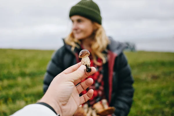 Fiatal nő természet kedvese tart erdei gombák — Stock Fotó