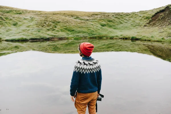 알프스 호수의 현대 사진 작가 탐험가 — 스톡 사진