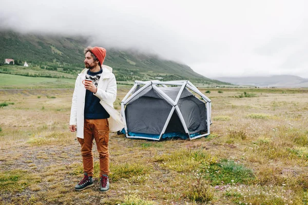 Серйозний грубий відкритий людина поруч з наметом в Ісландії — стокове фото