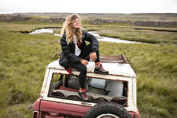 Jovem milenar na moda no velho ferro-velho carro jarda — Fotografia de Stock