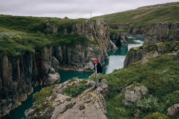 Avontuurlijke wandelaar wandelingen in de vallei in IJsland — Stockfoto