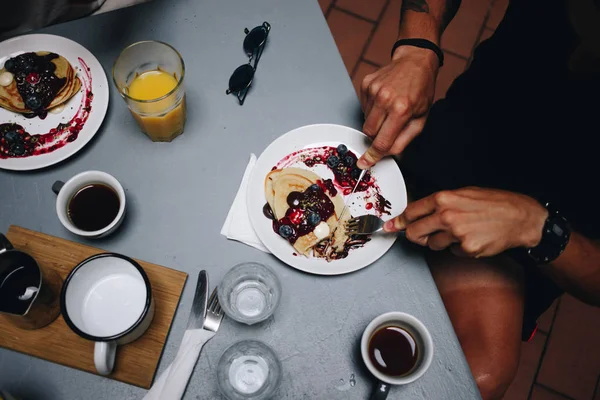 カフェで派手なトレンディなブランチや朝食テーブル — ストック写真