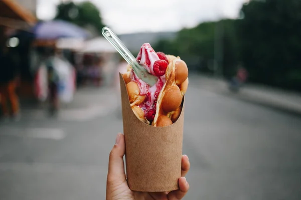 Feminino segura bolha waffle na mão — Fotografia de Stock