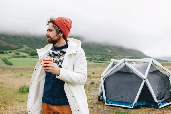 Grave áspero ao ar livre homem ao lado de tenda no iceland — Fotografia de Stock
