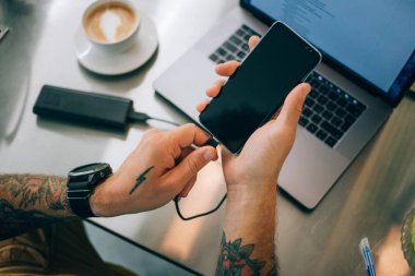 Kentsel adam harici güç bankasına telefon fiş