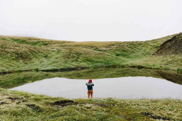 Современный фотограф-исследователь в альпийском озере — стоковое фото