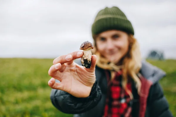 Jeune femme amoureux de la nature tient champignons sauvages — Photo