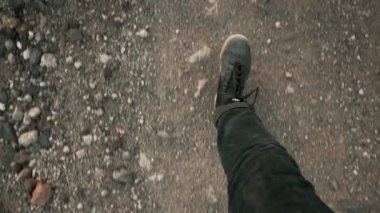 Ayakkabı veya yürüyüş botlar POV yolda yürümek
