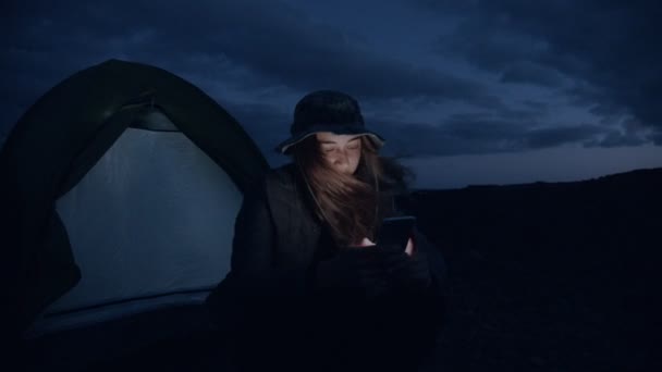 Viagem de aventura mulher pergaminhos telefone no acampamento local — Vídeo de Stock