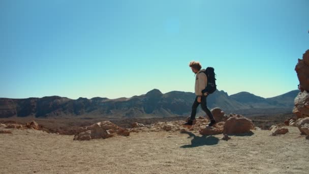 Filmagem Lateral Aventureiro Masculino Adulto Com Caminhadas Mochila Acampamento Caminhe — Vídeo de Stock