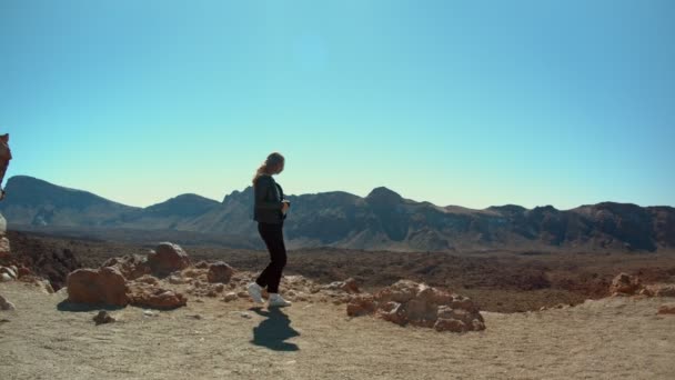 Fotografer wanita berjalan di punggung bukit — Stok Video