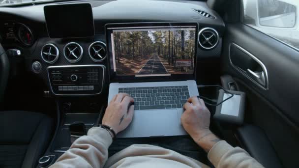 Freelance photographer works remotely from car — Stock Video