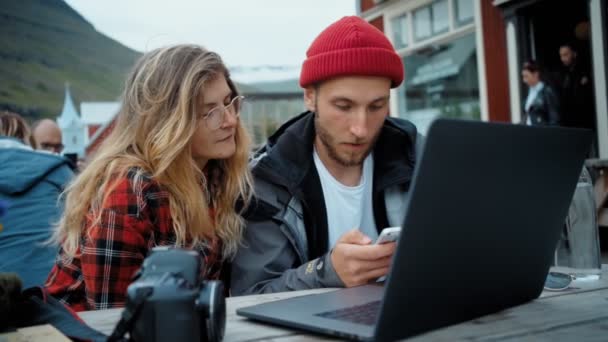 Dois jovens millennials freelance em encontro casual — Vídeo de Stock