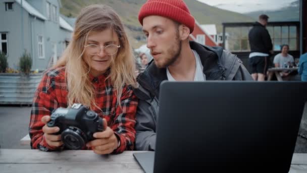 Dos jóvenes freelance millennials en un encuentro casual — Vídeo de stock