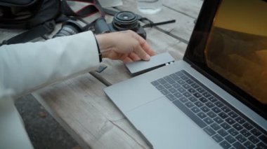 Dizüstü bilgisayarda serbest dijital göçebe kullanım kartı adaptörü