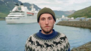 Hipster yolcu gemisi yanında kazak lı sakallı adam