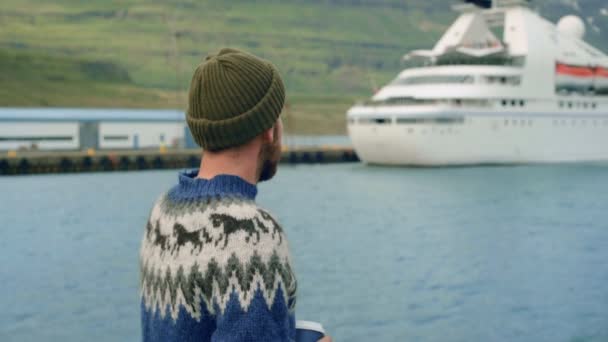 Hipster-Bärtiger im Pullover neben Kreuzfahrtschiff — Stockvideo