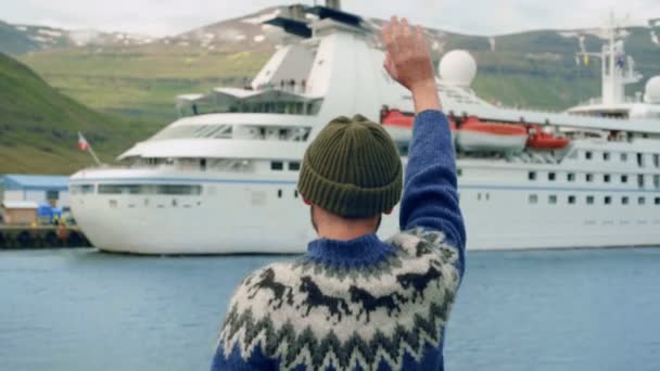 Marinero o pescador saludan a crucero en fiordo — Vídeo de stock