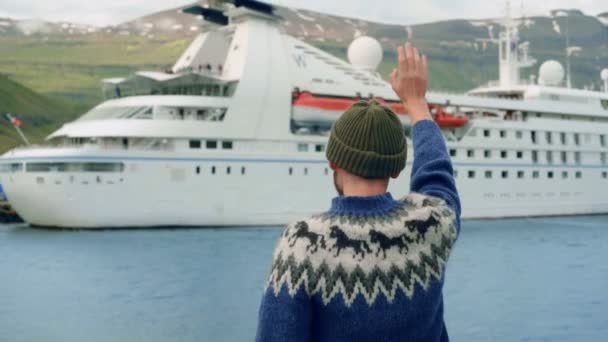 Marinero o pescador saludan a crucero en fiordo — Vídeo de stock