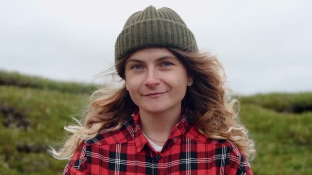 Young woman holds wild mushrooms in hands — Stock Video