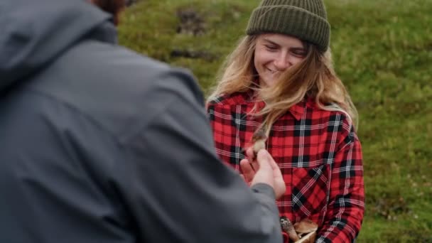 Молода жінка тримає дикі гриби в руках — стокове відео