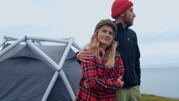 Молодая пара наслаждается закатом в эпическом месте для кемпинга — стоковое видео