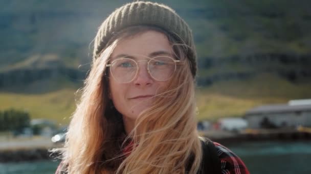 Porträtt av vacker rese kvinna i Skandinavien — Stockvideo